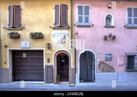 Rimini, Italien - 20. Oktober 2019: Fassaden mit Charakter von zwei angrenzenden Wohnhäusern Stockfoto