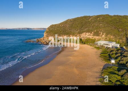 Blick auf den schönen Putty Beach in Killcare an der zentralen Küste von NSW. Putty Beach - NSW Australien Stockfoto