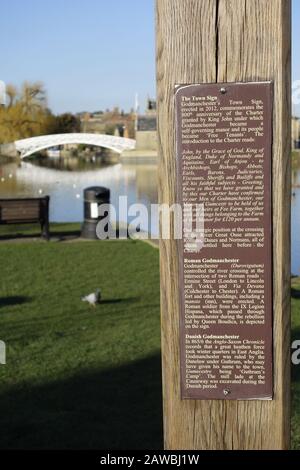 Godmanchester verzierte Wegweiser, das Stadtzeichen Informationstext und historische Informationen auf dem Postweg, in der Nähe von huntingdon, england GB Stockfoto