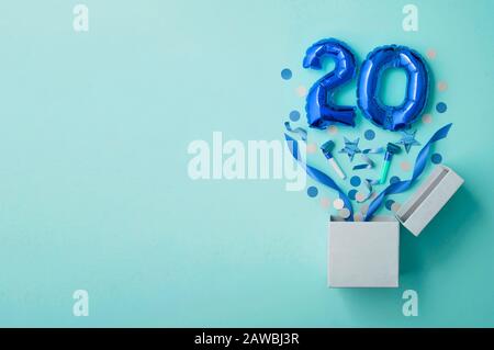 Nummer 20 Geburtstag Ballonfeier Geschenkbox Lay Flat Explosion Stockfoto
