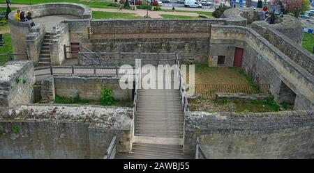 Caen, FRANKREICH - 7. April 2019 - Überreste von Verteidigungsmauern und Türmen auf der Festung Stockfoto