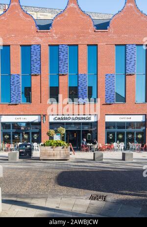 Ein Paar, das Erfrischungen an einem Straßentisch vor der Café-Bar Cassio Lounge in Der High Street, Watford, serviert Stockfoto