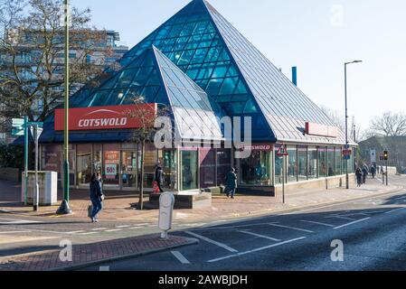Die blaue Glaspyramide, die Heimat des Cotswold Outdoor-Bekleidungs- und Camping-Equipment-Shops, High Street, Watford, Hertfordshire, England, Großbritannien Stockfoto