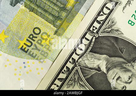 Dollar- und Euro-Scheine schließen sich. Finanzhintergrund mit amerikanischen und europäischen Banknoten Stockfoto