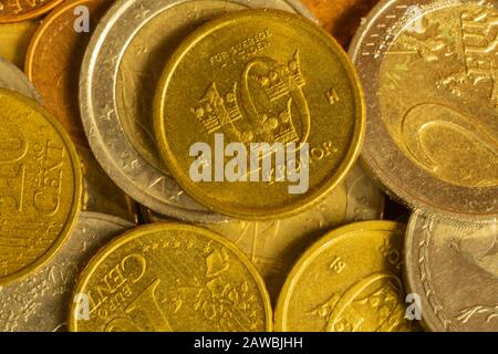 Münzen verschiedener Länder, viele Metallmünzen verschiedener Stückelungen und verschiedener Länder. Finanzieller Hintergrund. Schwedischer Cent im Vorland Stockfoto