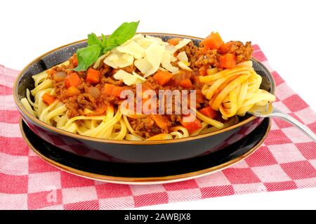 Spaghetti bolognese Mahlzeit isoliert auf weißem Hintergrund Stockfoto