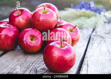 Viele Äpfel auf einem Holztisch. Vitamine und eine gesunde Ernährung. Vegetarisches Konzept. Nahaufnahme. Stockfoto