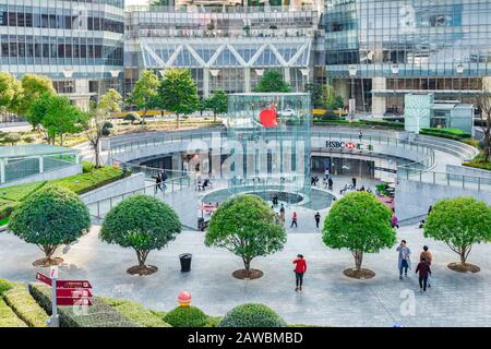 Dezember 2018: Shanghai, China - IFC Mall, im Stadtteil Pudong, umgeben von den Hochhäusern des Finanzviertels. Menschen schlendern Stockfoto