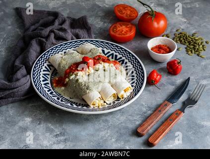 Mexikanische Küche - Papadzules traditionelles Gericht von der Yucatan-Halbinsel - Maistortillas, die in eine Sauce von Kürbissamen getaucht sind, die mit gekochten Eiern gefüllt sind, Stockfoto