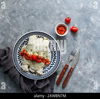 Mexikanische Küche - Papadzules traditionelles Gericht von der Yucatan-Halbinsel - Maistortillas, die in eine Sauce von Kürbissamen getaucht sind, die mit gekochten Eiern gefüllt sind, Stockfoto