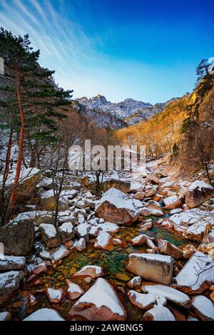 Die dramatischen Landschaften des Seoraksan-Nationalparks in Südkorea sind atemberaubend, vor allem im Winter. Stockfoto