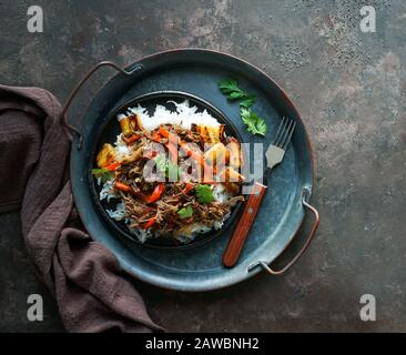 lateinamerikanische Küche. Ropa Vieja mit gebratenen Kochbananen und Reis. Carne desmechada, Carne desmenuzada, Carne mechada Zikelkost von Chile, Kolumbien, Cos Stockfoto