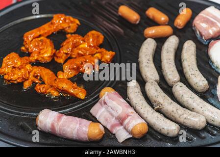 Auf dem heißen Stein werden verschiedene Fleischsorten zubereitet Stockfoto