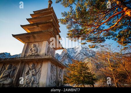 Der Winter verleiht den Wahrzeichen und kulturellen Sehenswürdigkeiten im Seoraksan-Nationalpark, Südkorea, ein ganz anderes Gefühl. Stockfoto