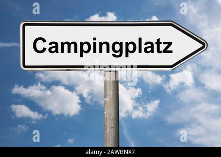 Detailfoto eines Wegweisers mit der Aufschrift Campingplatz (Camping Ground) Stockfoto