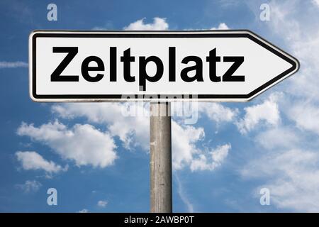 Detailfoto eines Wegweisers mit der Aufschrift Zeltplatz (Camping Ground) Stockfoto