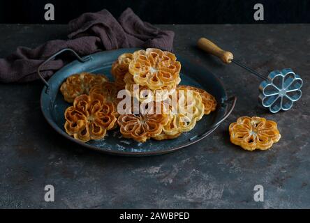 Flores de carnaval oder flores Manchegas crocantes, spanische und skandinavische Plätzchen für Weihnachten und Ostern Stockfoto