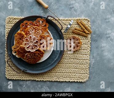 Flores de carnaval oder flores Manchegas crocantes, spanische und skandinavische Plätzchen für Weihnachten und Ostern Stockfoto