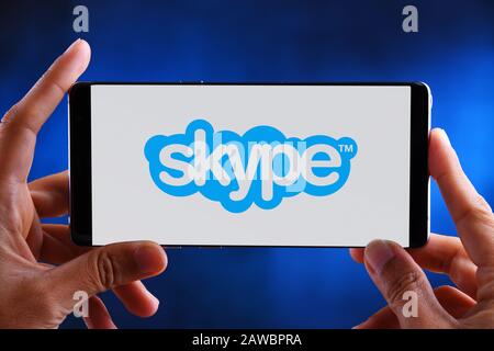 Poznan, POL - Jul 10, 2019: Hands Holding Smartphone mit Logo von Skype, Anwendung, die sich auf die Bereitstellung von Video-Chat und Sprachanrufen spezialisiert ist Stockfoto