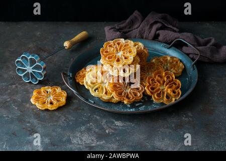 Flores de carnaval oder flores Manchegas crocantes, spanische und skandinavische Plätzchen für Weihnachten und Ostern Stockfoto