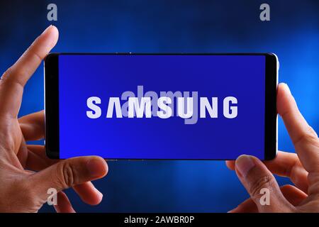 Poznan, POL - Jul 10, 2019: Hände mit Smartphone mit Logo von Samsung, einem südkoreanischen multinationalen Konzern mit Hauptsitz in Samsung To Stockfoto
