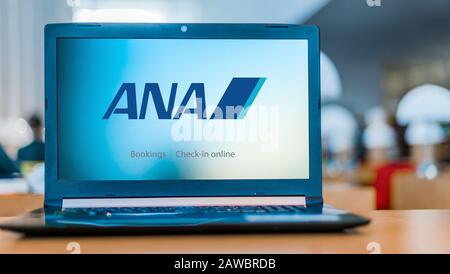 Poznan, POL - DEC 11, 2019: Laptop-Computer mit Logo der All Nippon Airways Co., auch bekannt als Zennikku mit Hauptsitz in Tokio Stockfoto