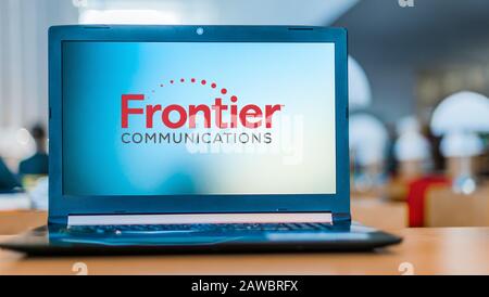 Poznan, POL - DEC 11, 2019: Laptop-Computer mit Logo der Frontier Communications Corporation, einem US-Telekommunikationsunternehmen Stockfoto