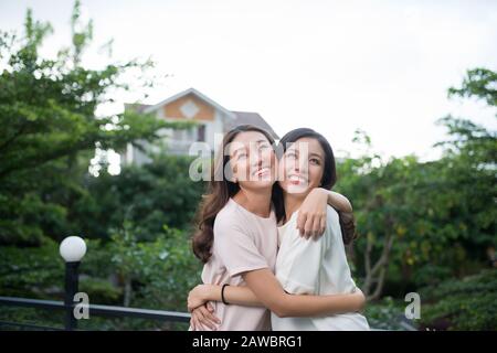 Zwei junge Asiaten umarmen sich auf dem Balkon Stockfoto