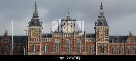 Gebäude des Amsterdamer Hauptbahnhofs in den Niederlanden Stockfoto