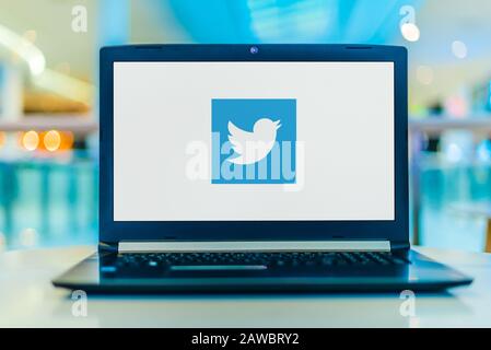 Poznan, POL - 30. JANUAR 2020: Laptop-Computer mit Logo von Twitter, einem amerikanischen Online-Microblogging- und Social-Networking-Service Stockfoto