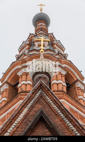 Kuppeln der Sretenskaja-Kirche in der Stadt Jaroslawl Stockfoto