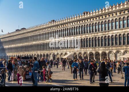 Venedig, ITALIEN - 02. NOVEMBER 2014: Gebäude der alten Procuratie Vecchie auf der Nordseite des Markusplatzes in Venedig. Italien Stockfoto