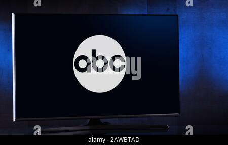 Poznan, POL - 04. FEBRUAR 2020: Flachbildfernseher mit Logo der American Broadcasting Company (ABC) ist ein US-amerikanisches kommerzielles Radio an Stockfoto