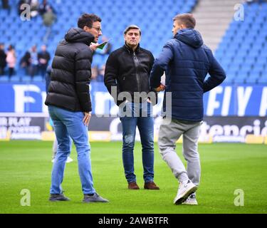 Hamburg, Deutschland. Februar 2020. Von links nach rechts Trainer Christian Eichner (KSC), Sportdirektor Oliver Kreuzer (KSC), Marvin Wanitzek (KSC). Deutschland/Fußball/2. Bundesliga: HSV Hamburg Hamburg - Karlsruher SC, 08.02.2020 Fußball/Fußball: 2. Liga: HSV Hamburg Hamburg gegen Karlsruher SC, Hamburg, 8. Februar 2020 Nutzung weltweit Credit: Dpa/Alamy Live News Stockfoto