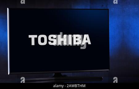 Poznan, POL - 04. FEBRUAR 2020: Flachbildfernseher mit Logo von Toshiba, einem japanischen multinationalen Mischkonzern mit Hauptsitz in Tokio Stockfoto