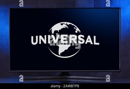 Poznan, POL - 04. FEBRUAR 2020: Flachbildfernseher mit Logo von Universal Pictures, einem amerikanischen Filmstudio im Besitz von Comcast Stockfoto