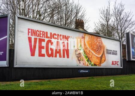Eine Plakatwerbung für den neuen KFC Vegan Burger in Southampton, England, Großbritannien Stockfoto