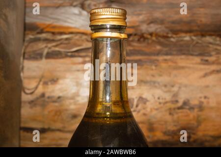 Alte Glasflasche mit technischer Flüssigkeit in einer Werkstatt Stockfoto