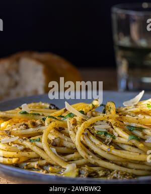 Pasta mit Pesto und rasiertem Parmesan auf Holzoberfläche. Nahaufnahme. Stockfoto