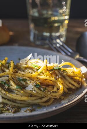Pasta mit Pesto und rasiertem Parmesan auf Holzoberfläche. Nahaufnahme. Stockfoto