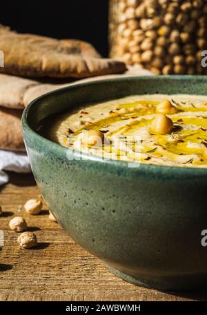 Garbanzo Bohnen Humus in Keramikschale. Nahaufnahme. Stockfoto