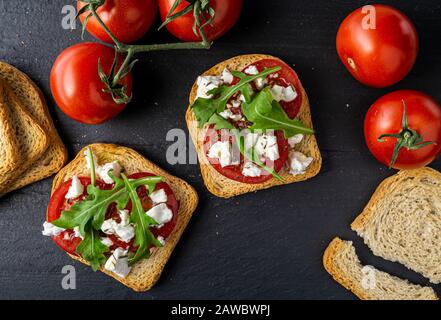 Kleine Toasts mit Tomaten und Fetakäse. Stockfoto