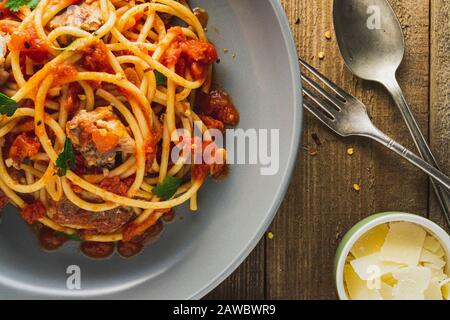 Bucatini-Pasta mit Sardinen in Tomatensauce. Nahaufnahme. Stockfoto