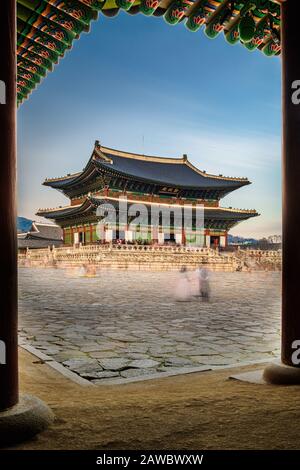 Besucher des Gyeongbokgung Palace in Seoul, Südkorea. Stockfoto