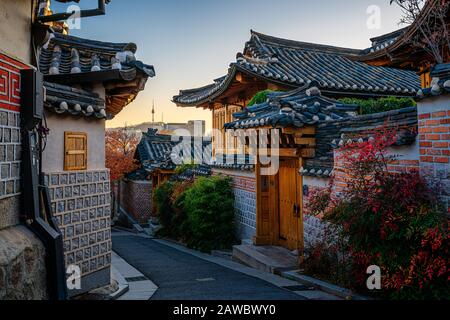 Bukchon Hanok Village ist ein muss für seine ruhigen Straßen und seine bezaubernde Architektur in Seoul. Stockfoto