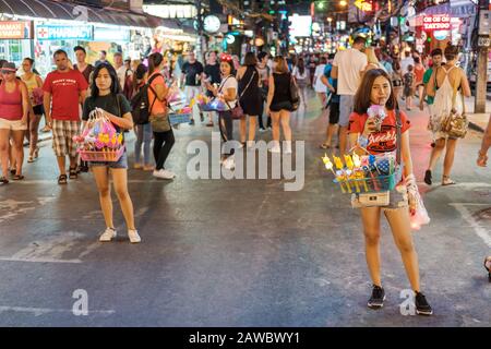 Bangla Road bei Nacht in Patong. Diese Straße wird nachts in Patong zu einer belebten Wanderstraße, die zu den geschäftigsten Teilen Phukets gehört. Stockfoto