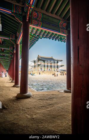 Besucher des Gyeongbokgung Palace in Seoul, Südkorea. Stockfoto