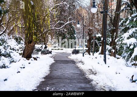 Weg, den die Menschen durch den Schnee im Park machen. Weg in starkem Schnee. Winterkonzept Schneeweg im Abendlicht Stockfoto