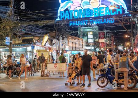 Bangla Road bei Nacht in Patong. Diese Straße wird nachts in Patong zu einer belebten Wanderstraße, die zu den geschäftigsten Teilen Phukets gehört. Stockfoto