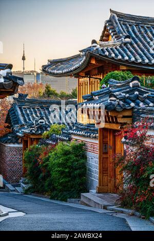 Bukchon Hanok Village ist ein muss für seine ruhigen Straßen und seine bezaubernde Architektur in Seoul. Stockfoto